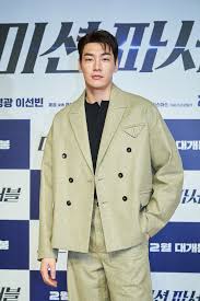 Kim young kwang is a south korean model and actor born in incheon. Mission Possible Kim Young Kwang And Lee Sun Bin Talk About The Mix Of Action And Comedy In The Upcoming Film Pure Kpop