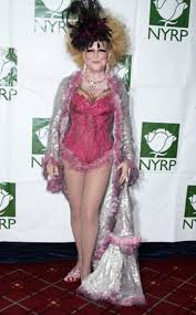 Bette midler starred as winifred sanderson in the classic disney family film. Kostumierung So Schminken Sich Die Stars An Halloween Brigitte De