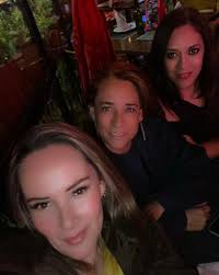 Estamos todos muy orgullosos de ti mi nena hermosa ! Muchas felicidades!!!  🎉🎉 No es nada fácil y terminas tu primer semestre con increíbles  calificaciones 🤗En un país distinto , lenguaje diferente ,