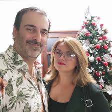 A la par 26 años. Con mucha historia... Nunca me canso en decir en las  buenas y en las malas mucho más. Solo con una mirada ya sabemos qué vamos a  decir