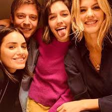 Las dos intérpretes tiene muchísimo en común a pesar de estar enfrentadas por la pantalla chica que las tiene en los elencos de las dos ficciones que compiten por el prime time. El Reecuentro De Los Ex Casi Angeles Lali Esposito Gaston Dalmau Cande Vetrano Y Mery Del Cerro Diario San Rafael