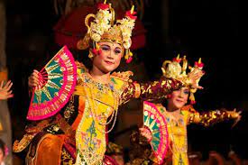 Setiap kegiatan menari pastinya mempunyai properti nah, properti utama yang di gunakan pada tari pendet adalah sebuah bokor atau sesaji yang biasa. Tari Legong Tari Tradisional Kebanggaan Rakyat Bali