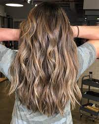 die haare beim frisor farben zu lassen sieht immer toll aus wir haben einen trick wie die farbe auch in 2020 brown blonde hair brown hair balayage light brown hair
