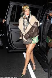 В ролике рианна поёт и танцует в. Rihanna Highlights Her Lean Legs In A Flowy Green Mini Dress As She Dines In La Readsector