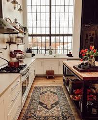 Une Vieille Maison Industrielle Avec Un Beau Canape En Velours Vert En 2020 Avec Images Deco Maison Deco Appartement Deco Maison Interieur