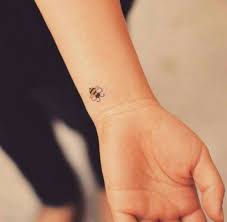 Toll kann auch ein motiv sein, das sich um. 90 Tattoo Handgelenk Ideen Nach Den Neusten Trends