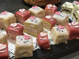 שחקו בחינם petit fours בחינם בy8.com! Hochzeit Petit Fours Himbeercreme Petit Fours Himbeeren