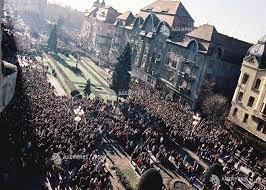 Cu prilejul aniversarii revolutiei române din 1989 au aparut în decembrie 2007 numeroase articole, cu o tenta evident polemica, în care se reiau teze eronate, lansate deja în 1990. Revolutia Din Decembrie 1989 Timisoara Agerpres ActualizeazÄ Lumea