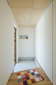 白とモルタルのシンプルな玄関 シューズクロークを活用して すっきりをキープ ルポハウス 設計士とつくる家 注文住宅 デザインハウス 自由設計 マイホーム 家づくり 施工事例 滋賀 おしゃれ 玄関 モルタル シューズクローク 玄関 モルタル