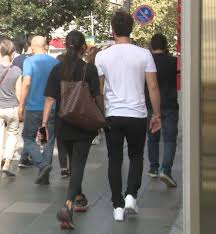 Elimi bırak dizisinin yakışıklı başrol oyuncusu hakkında hayranları tarafından birçok bilgi merak edilmektedir. Alp Navruz Ve Ebru Sam El Ele Yururken Goruntulendi