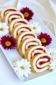 Roules A La Confiture De Fraises Roule A La Fraise Snacks Sucres Gateaux Et Desserts