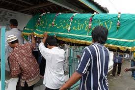Sebarang adat dan budaya setengah kaum seharus kita hormati dan dijaga agar ia terus menjadi identiti pada kaum tersebut untuk warisan akan datang.sayangi. Upacara Kematian Budayamelayu Indonesia