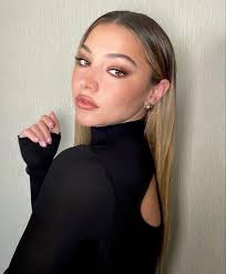 Devil's Snare -> Profile: Phoebe Yaxley