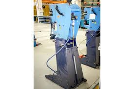 Sie ist im bereich der kaltumformung weltweit tätig und stellt werkzeuge, maschinen und anlagen zum umformen, fügen und stanzen von blechen und profilen her. Eckold Kf 170 Pd Karosserie Ziehpressen Zwei Gang Lagernummer 3743