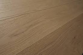 Fornitura pavimenti in legno direttamente dalla fabbrica posa di tutti i pavimenti in legno di qualsiasi genere levigatura e lucidatura parquet lavori di ristrutturazione pavimenti antichi. Pavimenti In Legno Laccato O Parquet Con Effetto Naturale