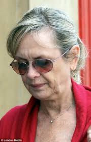 The two faces of Twiggy at 59: How airbrushing in Olay ad hides truth of  the skin she's in