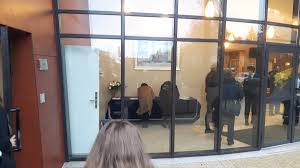 Le mont valérien à suresnes est donc devenu un lieu de mémoire incontournable pour ceux qui s'intéressent à la seconde guerre mondiale. Closer Ar Twitter Closer Est Present A L Hommage Rendu A Francegall Au Funerarium Du Mont Valerien Plus De Journalistes Que De Fans Pour Le Moment Https T Co D1drimnlkz