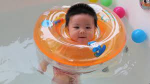 Pertama, hydrotherapy, di mana bayi mengambang di dalam kolam mini selama sekitar 15 menit.sebuah pelampung akan dikalungkan di leher untuk mencegah kepala mereka masuk ke dalam air. Hati Hati Baby Spa Bisa Berbahaya Buat Si Kecil Lo Tribun Solo