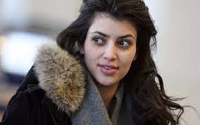 Kim kardashian is very popular most for her own private but leaving this part of kim we'll continue with the main topic. Kim Kardashian Without Makeup Pics