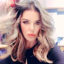 Alba parietti rivendica la sua naturalezza e a 59 anni rinasce con un taglio capelli corti scalato spaziale tutto da copiare. Alba Parietti Sfoggia Un Nuovo Look Taglio Cortissimo E Trucco Semipermanente Capellistyle