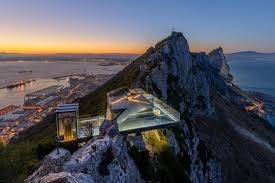 It is bordered by spain to the north and the people of gibraltar are ferociously loyal british citizens despite being bilingual in english and spanish. Der Skywalk Von Gibraltar Mit Atemberaubendem Rundumblick