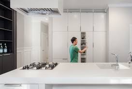 Créez des plans de travail de cuisine corian ® qui se prolongent avec des éviers et dosserets corian ® pour apporter imagination et fonction pratique à votre projet. Tout Savoir Sur Le Plan De Travail En Corian Et Solid Surface