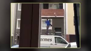 Die hermes boten kommen auch bis in den späten abend, bei mir waren sie schon um 21:30 uhr Video Dieser Paketwerfende Hermes Bote Ist Der Held Den Unsere Generation Braucht