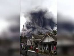 Bencana adalah sesuatu yang menyebabkan (menimbulkan) kesusahan, kerugian atau penderitaan. Gunung Berapi Tertinggi Di Pulau Jawa Meletus