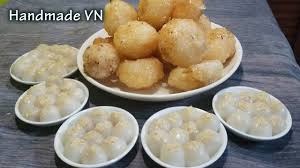Bánh trôi làm bằng bột nếp, nhào nước cho nhuyễn, rồi nặn thành hình tròn như quả táo, bọc lấy nhân bằng đường đen, nước sôi thì bỏ vào luộc, khi chín hình ảnh trong bài thơ là bánh trôi nước. Cach Lam Banh Troi Banh Ran Ä'Æ°á»ng Youtube