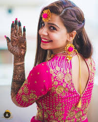 20 Mehendi Clicks Brides Must Have On Mehendi Photography Indian Wedding Photography Poses Mehendi Photography Indian Wedding Photography