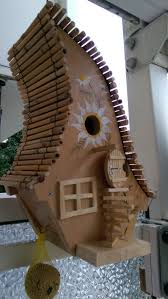 Wunderschoner Nistkasten Aus Holz Mit Einem Dach Aus Schilfrohr Vogelhaus Nistkasten Schilf