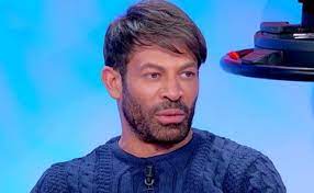 L'opinionista di uomini e donne, che solo qualche settimana fa aveva foggiato, sui social un ciuffo biondo nuovo di zecca, ha deciso di rivoluzionare lo stile dei suoi. Uc1e0e14k7ram