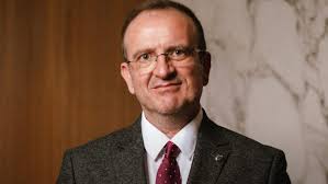 Taravari fillon me shkarkimin e drejtorëve të klinikave: Pres të mos ketë  drejtorë ekonomik