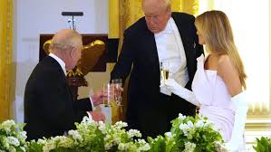 Dowcipny król Karol III i zachwycony Trump. Co można wyczytać z wizyty brytyjskiego monarchy w USA?