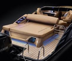 The Bennington Pontoon Qx Model Is Raw And Striking With Unencumbered Elegance The New Performance Boat Displays Bennington S Exceptional Attention To De Barche
