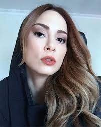 Mine Tugay Sac Rengi Ve Sac Modelleri Rengarenk Sac Sac Rengi Unlulerin Sac Modelleri