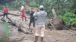 Banjir bandang melanda kawasan gunung mas, cisarua, bogor. Bm4unpesitoh2m