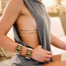 Tatouages sur les cotes pour femmes nos plus beaux modèles. Tatouage Cote Ecriture Tatouage Cage Thoracique Tatouage Feminin Tatouages Minimalistes