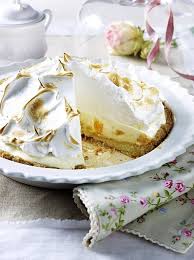 Unser Beliebtes Rezept Fur Mandarinen Sahnetorte Mit Baiserhaube Und Mehr Als 55 000 Weitere Kostenlose Rezepte Sahnetorte Backrezepte Zitronen Kuchen Saftig