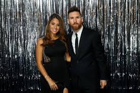 While antonella roccuzzo lives a lavish lifestyle, lionel messi's wife lives life under the radar. Fotos The Best 2017 El Beso De Cristiano Ronaldo Y El Posado Familiar Gente Y Famosos El Pais