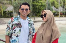 Hanya, ia merasa haru jika membahas sosok mendiang ayahnya. Rencana Menikah Di 2021 5 Fakta Kedekatan Ria Ricis Dan Reza Surya Matamata Com