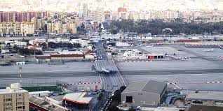 Wir haben nicht wirklich probleme, nur mehr papierkram, mehr wartezeit bei lieferung, einfach ein wenig mehr aufwand. Gibraltar Airport S Runway Is Bisected By A Busy 4 Lane Highway