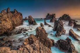 Pemandangan Tak Biasa Pantai Pantai Indah Dengan Karang Tajam Di Indonesia