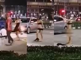 与德士司机起冲突，女子新加坡街头扒衣，近乎全裸！ - 新加坡眼