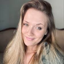 Amanda Troyer's Instagram, Twitter & Facebook