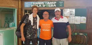 Am wochenende hat jannik sinner wuchs in südtirol auf, in sexten, wo seine beiden eltern als koch und als kellnerin in einer. Tennis Workshop Auf Der Insel Elba