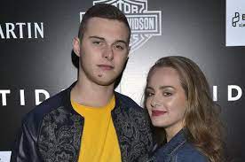 Młoda aktorka zapozowała w samym kostiumie kąpielowym przy ladzie w kawiarni, czym zszokowała wiele osób. Rodzinka Pl Wiktoria Gasiewska Zostawila Adama Zdrojkowskiego I Wyjechala Z Innym Chlopakiem Super Express