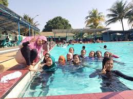 Bermain di wahana atau sekedar berenang di kolam bisa dilakukan di water park ini. 17 Kolam Renang Di Makassar Untuk Liburan Keluarga