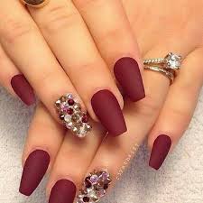 Las uñas mate son ahora tendencia, de modo que al margen de diseños o colores para estas que os vamos a mostrar a. Short Matte Red And Gold Nails Novocom Top