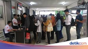 Tiket bus jakarta jogja sangatlah terjangkau, sebab telah hadir beberapa bus yang menawarkan berbagai jenis kelas vip yang nyaman. Begini Suasana Antre Tiket Di Stasiun Pondok Cina